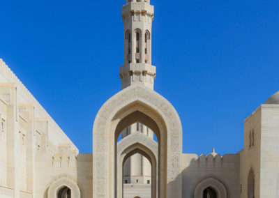 oman-maskat-grosse-sultan-qaboos-moschee-rundreise-minarett