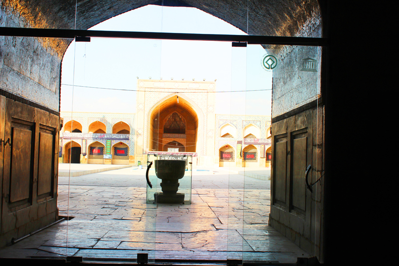Übrigens ist die während unserer Rundreise besuchte Freitagsmoschee Jamee in Isfahan die größte ihrer Art in Iran